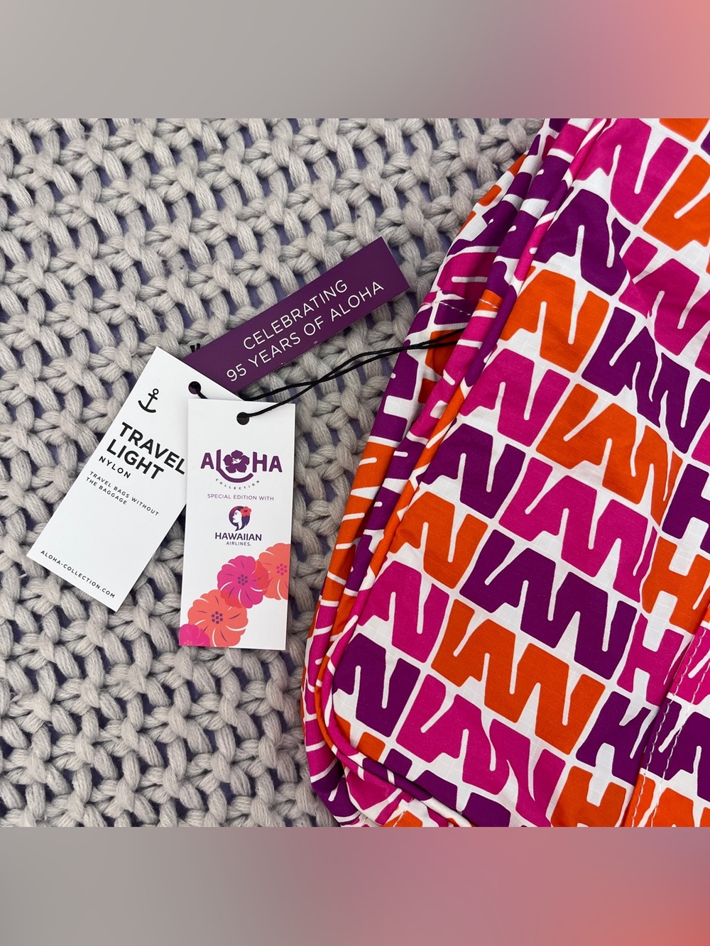 ALOHA Collection• HAWAIIAN AIRLINES KEEP IT LIGHT WEEKENDER In VINTAGE HAWAIIAN - Picture 7 of 9